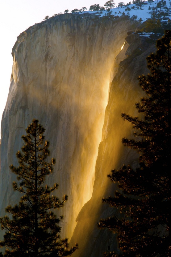 Horsetail-Falls-Yosemite-National-Park-CA usa