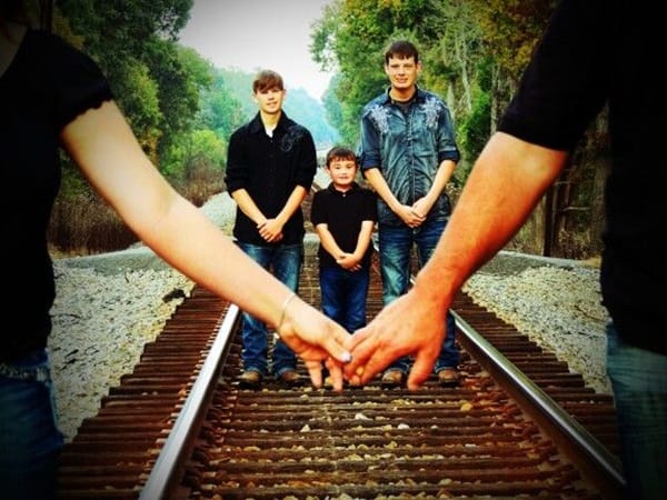 Creative Way to take Family Pictures (15)