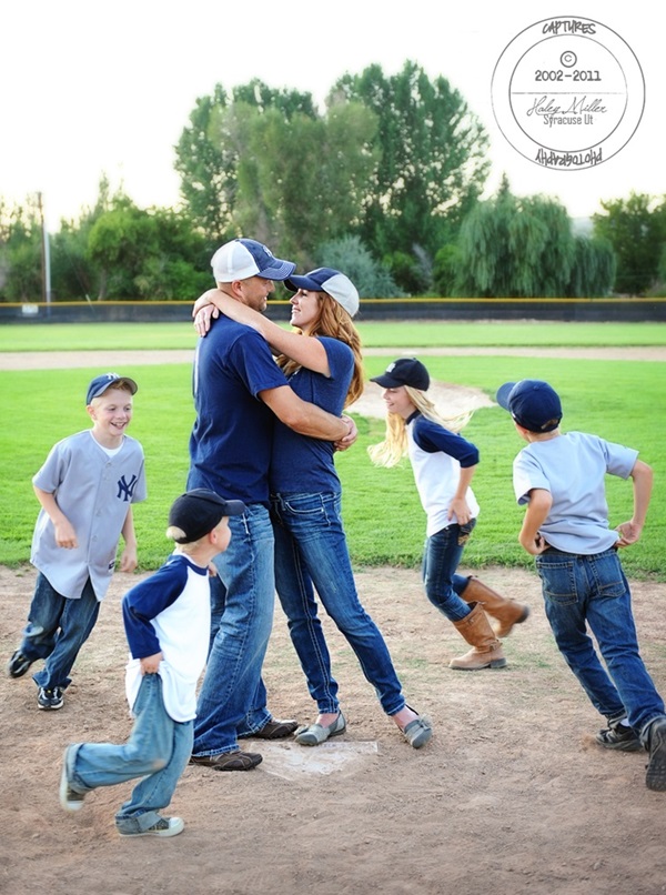 Creative Way to take Family Pictures (30)