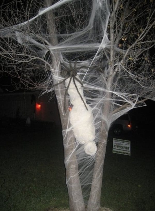 Scary Halloween Decoration Ideas to try this Year (10)