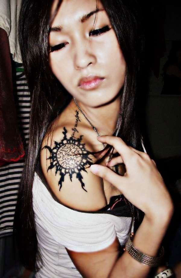 Impossibly Pretty Shoulder Tattoo Designs For Girls (28)