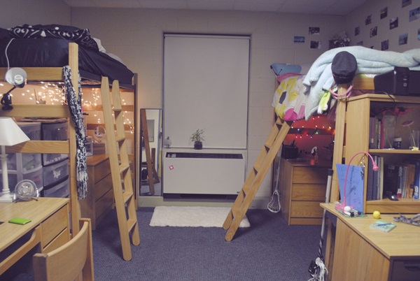 Classic College Dorm Room Decoration Ideas (36)