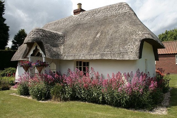 Beautiful thatch roof Cottage House Designs (10)