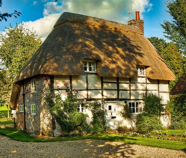 Beautiful thatch roof Cottage House Designs (18)