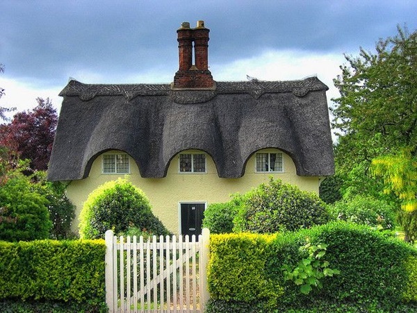 Beautiful thatch roof Cottage House Designs (28)