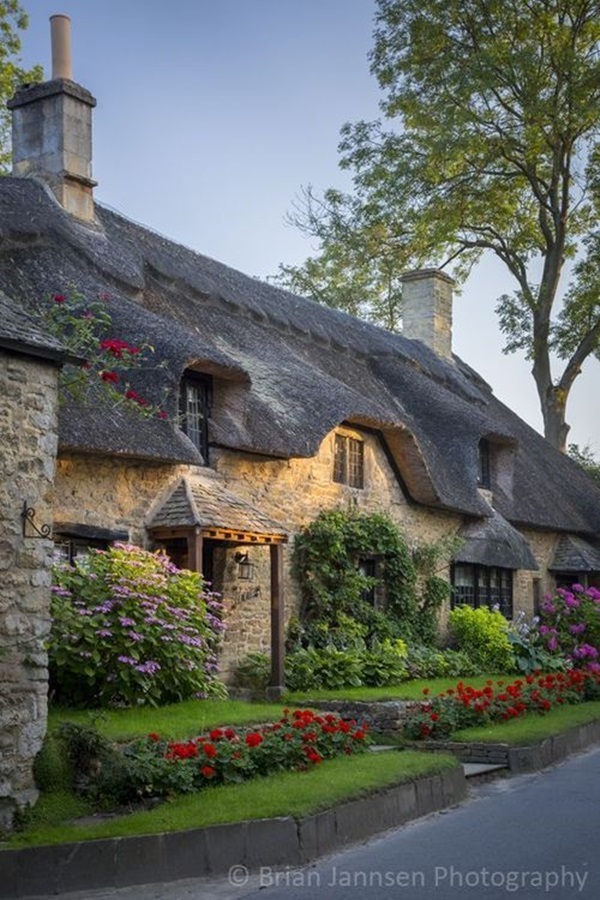 Thatch roof cottage in Broad Campden, the Cotswolds, Gloucestershire, England