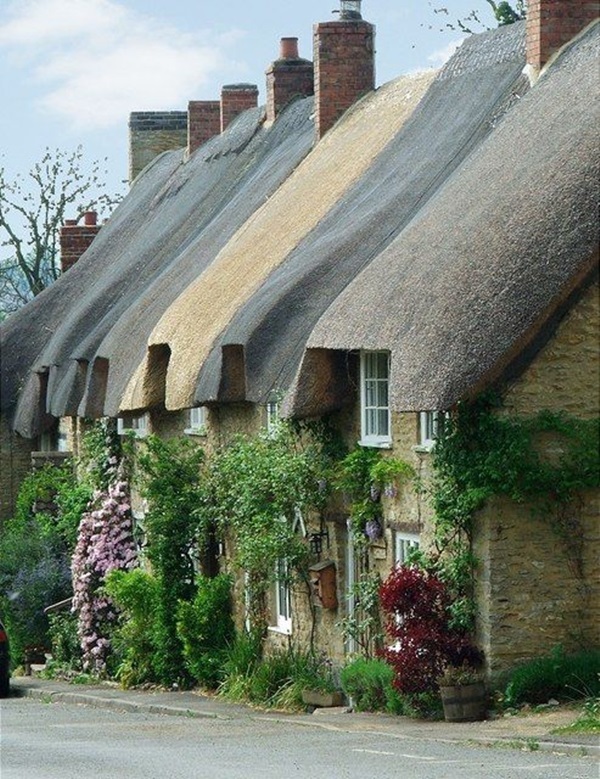 Beautiful thatch roof Cottage House Designs (36)