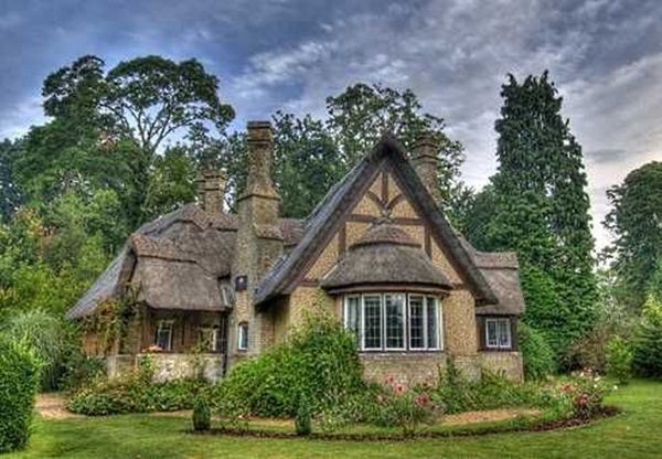 Beautiful thatch roof Cottage House Designs (6)