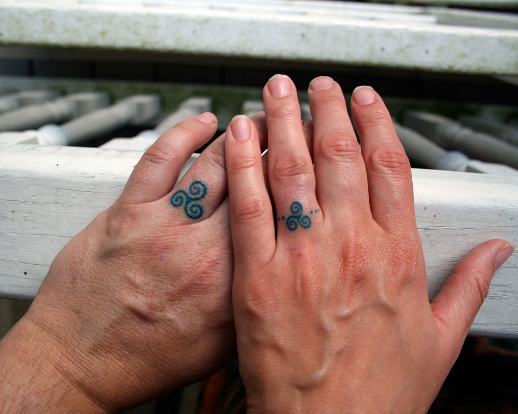 38+ Small Grunge Finger Tattoos Gif
