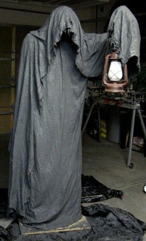 40 Scary Halloween Decoration Ideas To Try This Year