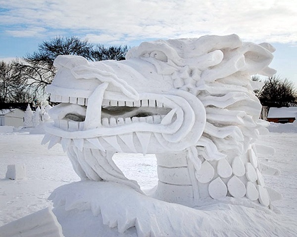 Голова дракона на снегу. Снежная скульптура дракона. Снежная фигура дракон. Дракон ледовая скульптура. Дракон из снега.