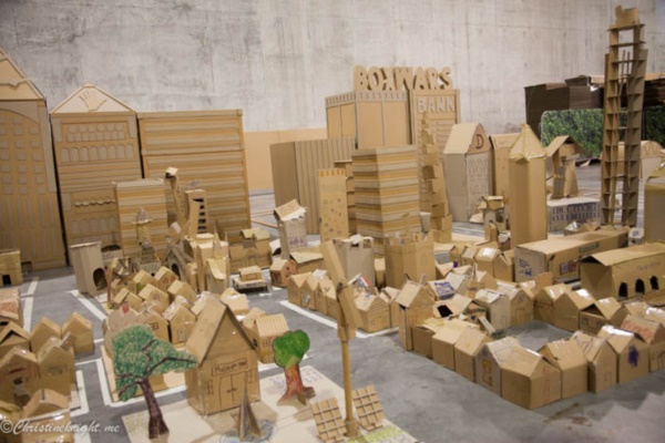 incredible-examples-of-cardboard-city-art0031