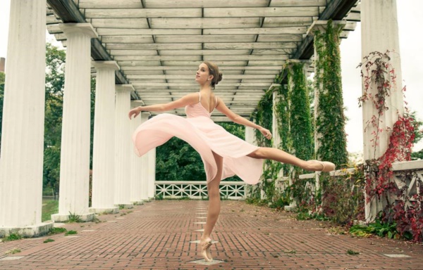 spectacular-shots-of-ballerinas-showing-their-skills-off-stage0001