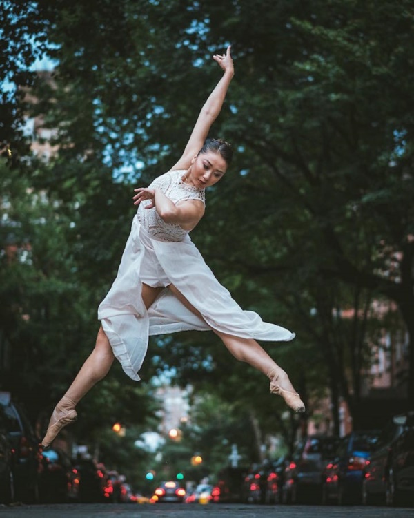 spectacular-shots-of-ballerinas-showing-their-skills-off-stage0021