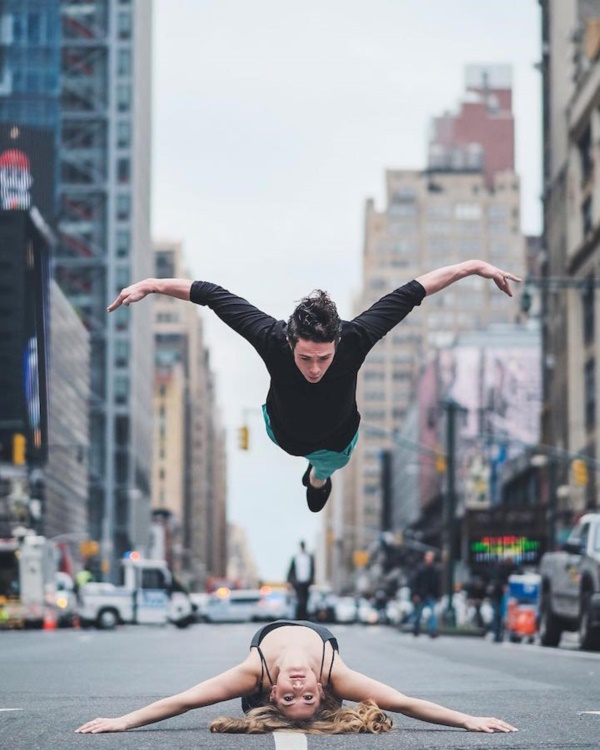 spectacular-shots-of-ballerinas-showing-their-skills-off-stage0031