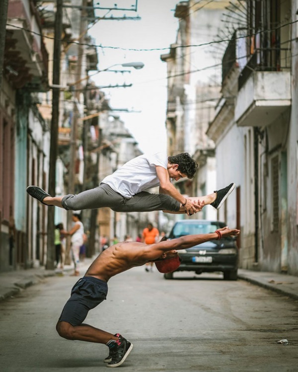 spectacular-shots-of-ballerinas-showing-their-skills-off-stage0051