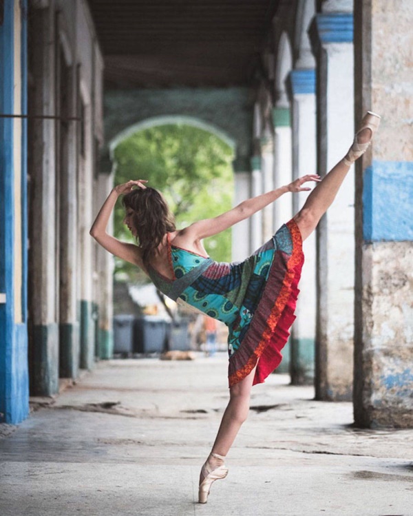 spectacular-shots-of-ballerinas-showing-their-skills-off-stage0061