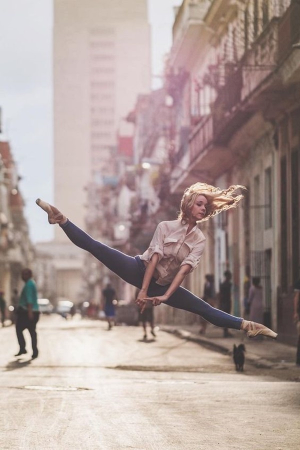 spectacular-shots-of-ballerinas-showing-their-skills-off-stage0071