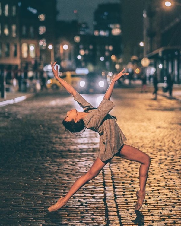 spectacular-shots-of-ballerinas-showing-their-skills-off-stage0101