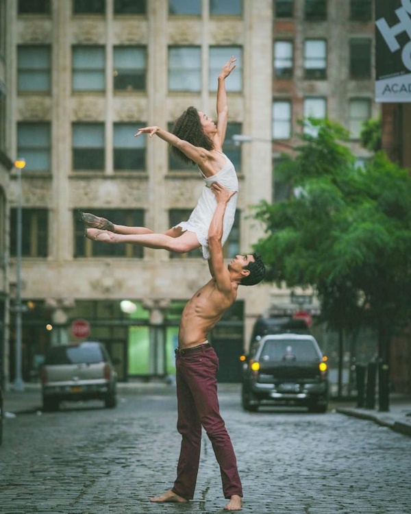 spectacular-shots-of-ballerinas-showing-their-skills-off-stage0121