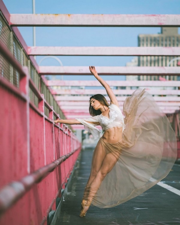 spectacular-shots-of-ballerinas-showing-their-skills-off-stage0171