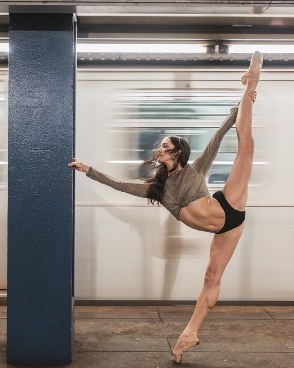 spectacular-shots-of-ballerinas-showing-their-skills-off-stage0201
