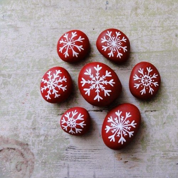 DIY-Christmas-Painted-Rock-Ideas