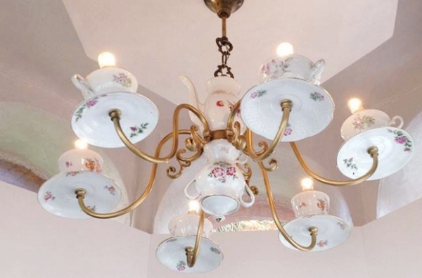 Simple-Yet-Beautiful-Hanging-Teapots-Decoration-Ideas