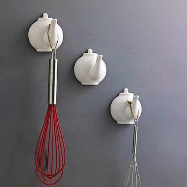 Simple-Yet-Beautiful-Hanging-Teapots-Decoration-Ideas