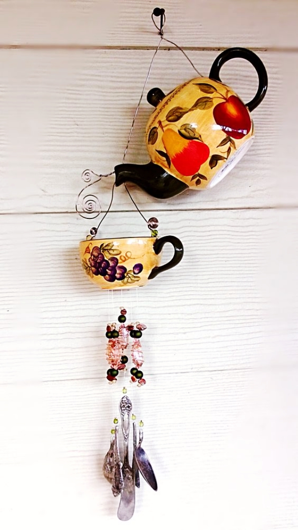 Simple-Yet-Beautiful-Hanging-Teapots-Decoration-Ideas