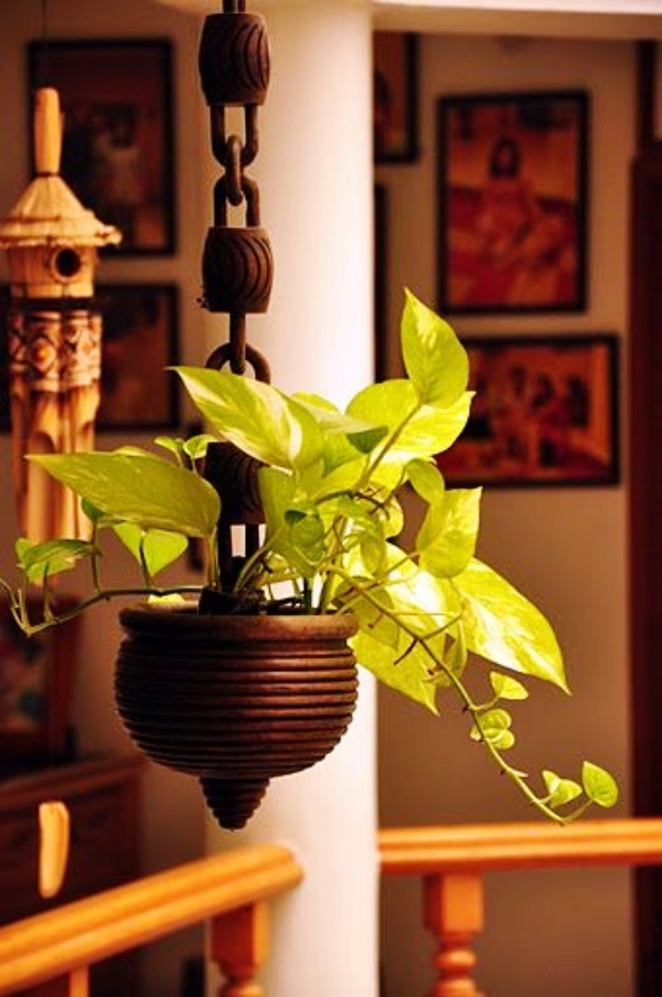 Simple-Yet-Beautiful-Hanging-Teapots-Decoration-Ideas