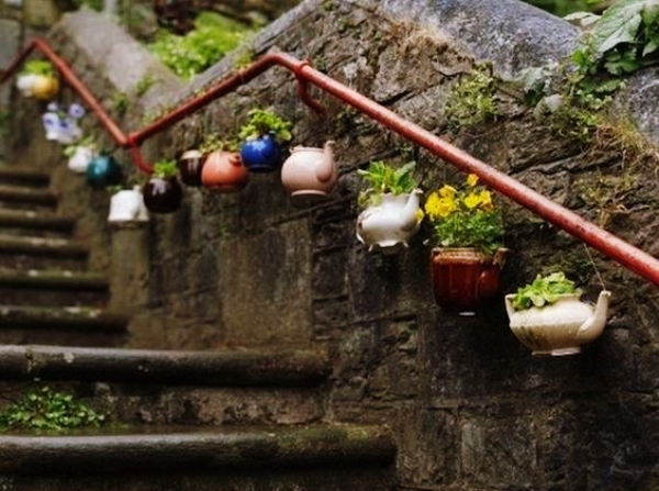 Simple-Yet-Beautiful-Hanging-Teapots-Decoration-Ideas