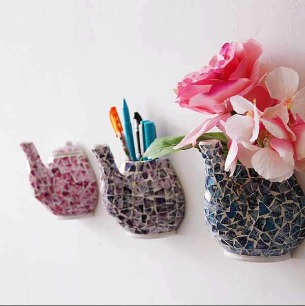 Simple-Yet-Beautiful-Hanging-Teapots-Decoration-Ideas