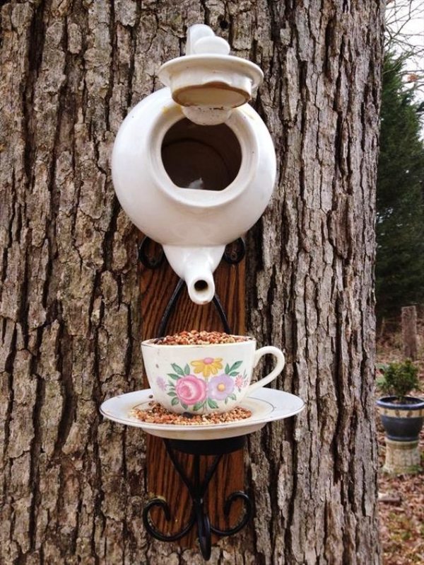 Simple-Yet-Beautiful-Hanging-Teapots-Decoration-Ideas